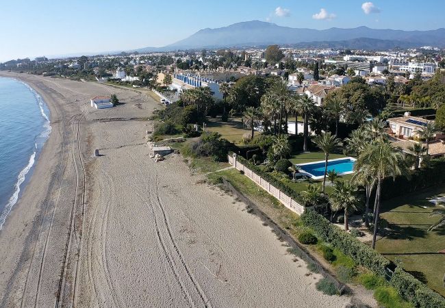 Villa i Estepona - 1072 Beachfront El Paraiso Retreat with Pool & BBQ