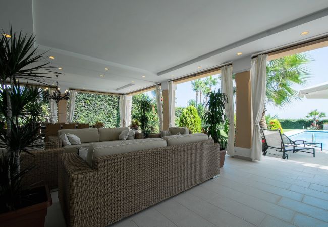 Villa i Estepona - 1072 Beachfront El Paraiso Retreat with Pool & BBQ