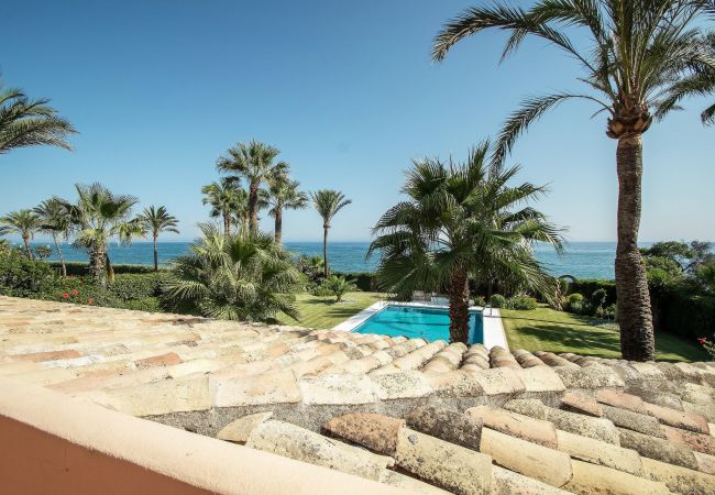 Villa i Estepona - 1072 Beachfront El Paraiso Retreat with Pool & BBQ