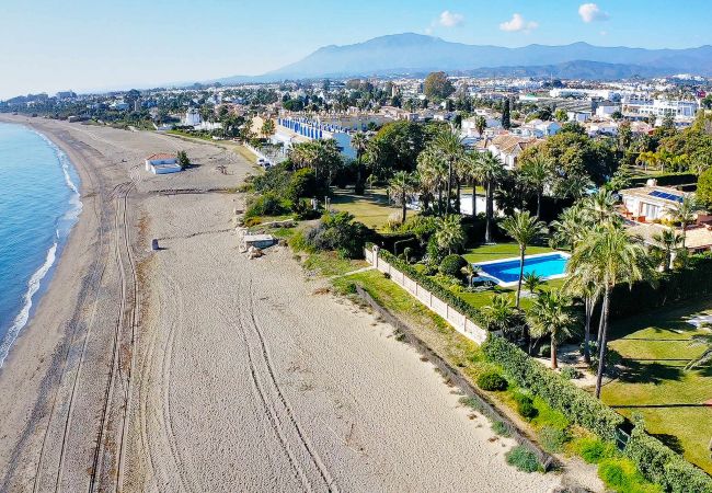 Villa i Estepona - 1072 Beachfront El Paraiso Retreat with Pool & BBQ