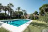 Villa i Estepona - 1072 Beachfront El Paraiso Retreat with Pool & BBQ