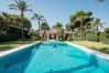 Villa i Estepona - 1072 Beachfront El Paraiso Retreat with Pool & BBQ