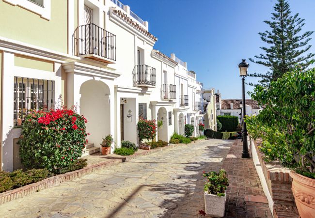 Byhus i Nueva andalucia - AP103- Aloha Pueblo Marbella by Roomservices