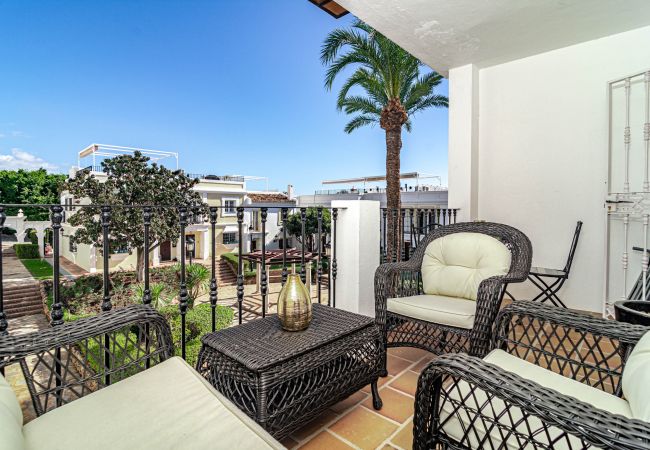 Byhus i Nueva andalucia - AP103- Aloha Pueblo Marbella by Roomservices