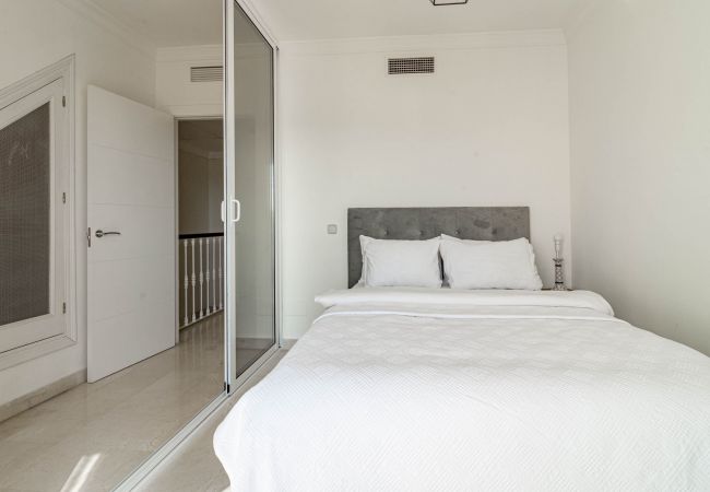 Byhus i Nueva andalucia - AP103- Aloha Pueblo Marbella by Roomservices