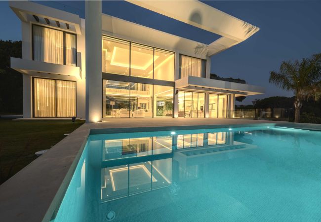 Villa i Marbella - 3006 Luxurious Beachside Designer Villa in Elviria