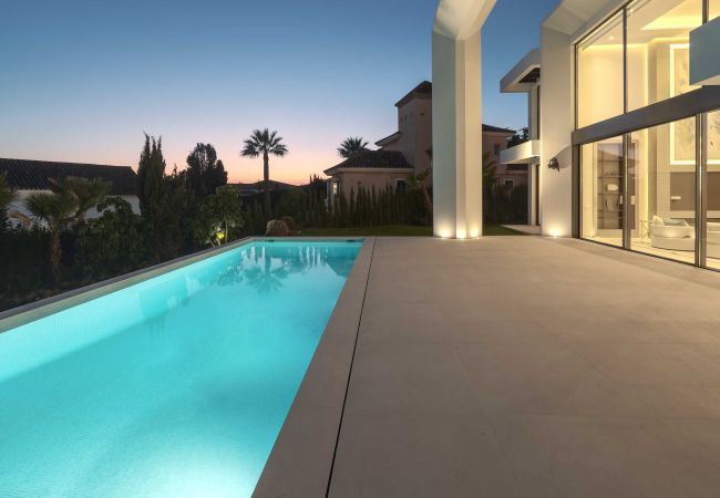 Villa i Marbella - 3006 Luxurious Beachside Designer Villa in Elviria