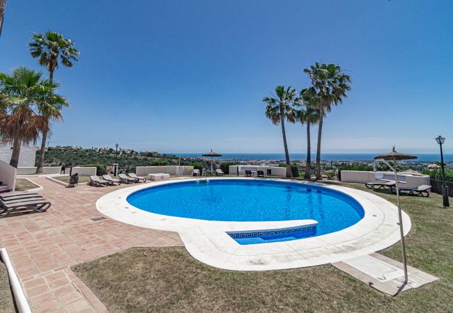 Byhus i Nueva andalucia - LAG - Spacious 3BR townhouse with private jacuzzi