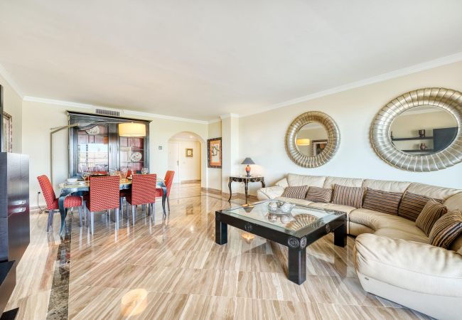 Lejlighed i Marbella - 3030 Elegant Beachside Penthouse with Sea Views