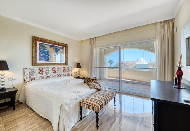 Lejlighed i Marbella - 3030 Elegant Beachside Penthouse with Sea Views