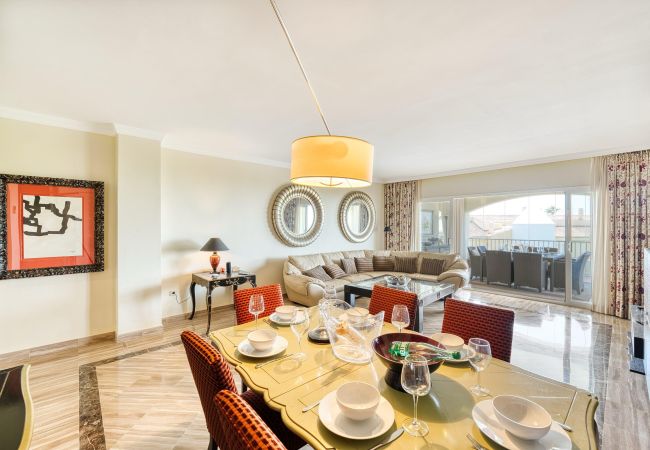 Lejlighed i Marbella - 3030 Elegant Beachside Penthouse with Sea Views