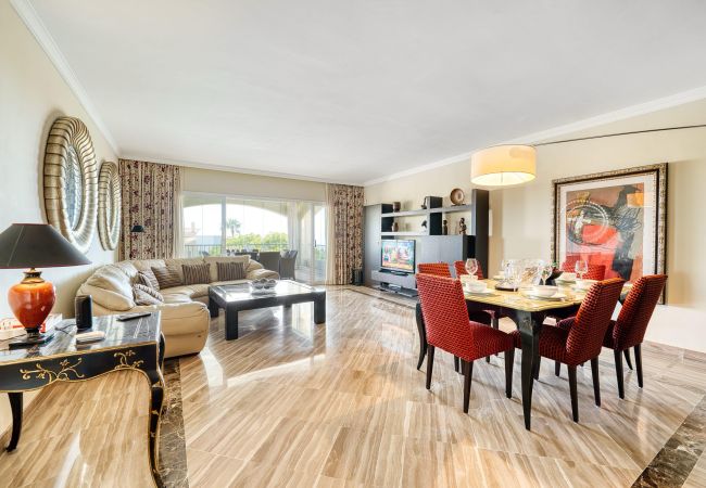 Lejlighed i Marbella - 3030 Elegant Beachside Penthouse with Sea Views