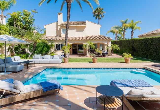 Villa i Marbella - Charming Andalusian-Style Beach Villa