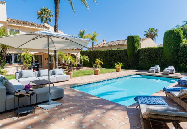 Villa i Marbella - Charming Andalusian-Style Beach Villa