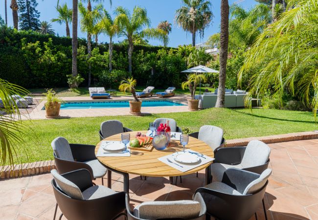 Villa i Marbella - Charming Andalusian-Style Beach Villa