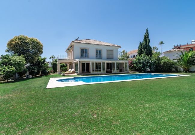 Villa in San Pedro de Alcántara - CLN- Spacious 6 bedroom villa 100 m to beach