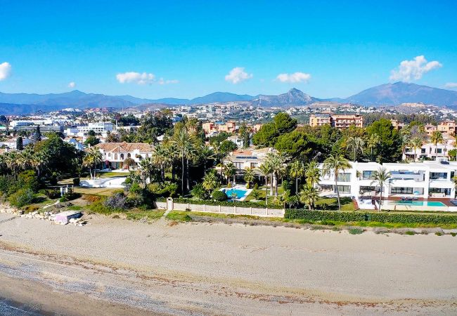 Villa in Estepona - 1077 Luxurious Beachfront Villa with Pool