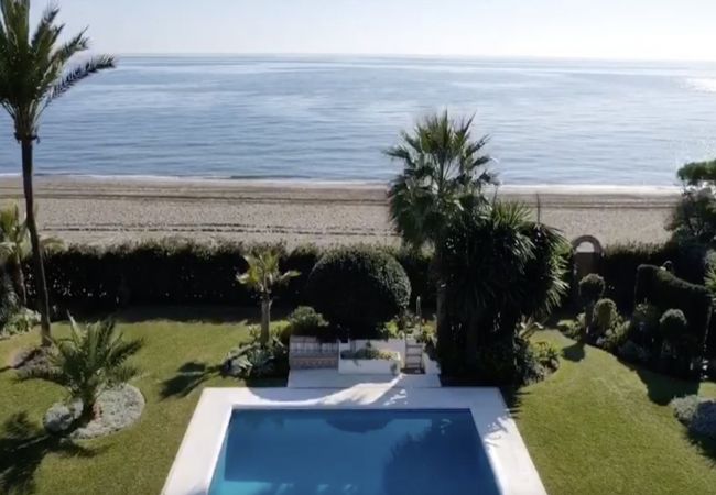 Villa in Estepona - 1077 Luxurious Beachfront Villa with Pool