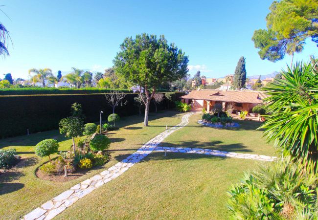 Villa in Estepona - 1077 Luxurious Beachfront Villa with Pool