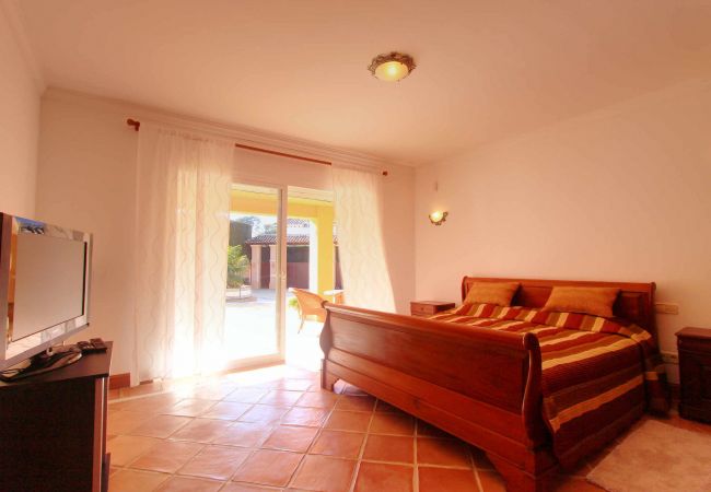 Villa in Estepona - 1072 Beachfront El Paraiso Retreat with Pool & BBQ