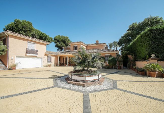 Villa in Estepona - 1072 Beachfront El Paraiso Retreat with Pool & BBQ