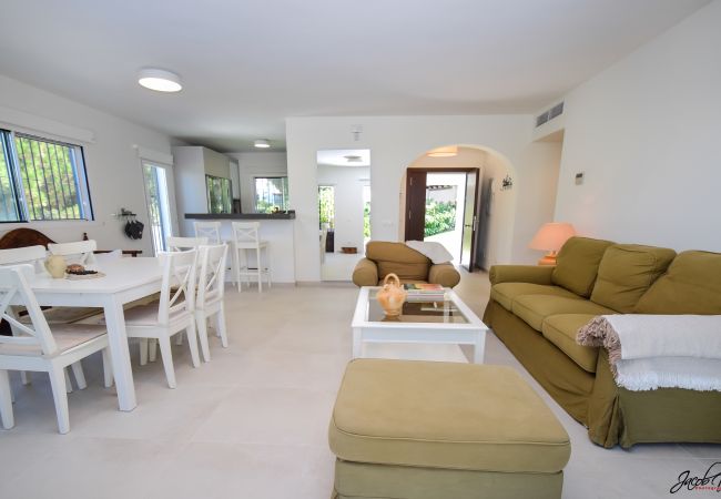 Villa en Marbella - Spacious Family Villa with Pool & Sunny Garden