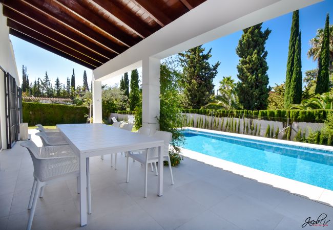 Villa en Marbella - Spacious Family Villa with Pool & Sunny Garden