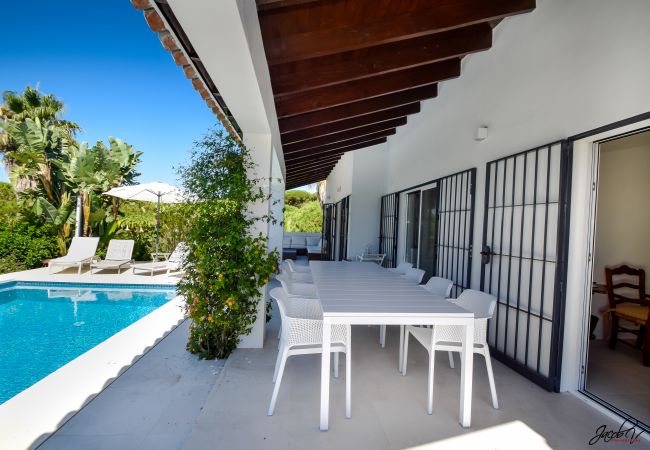 Villa en Marbella - Spacious Family Villa with Pool & Sunny Garden