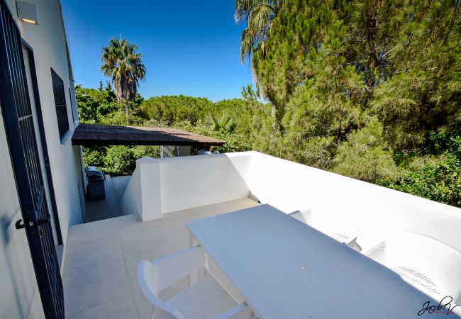 Villa en Marbella - Spacious Family Villa with Pool & Sunny Garden