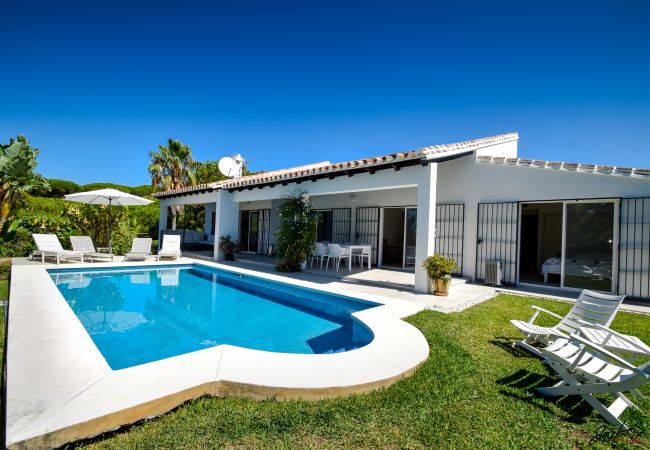 Villa en Marbella - Spacious Family Villa with Pool & Sunny Garden