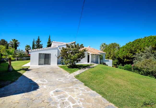 Villa en Marbella - Spacious Family Villa with Pool & Sunny Garden