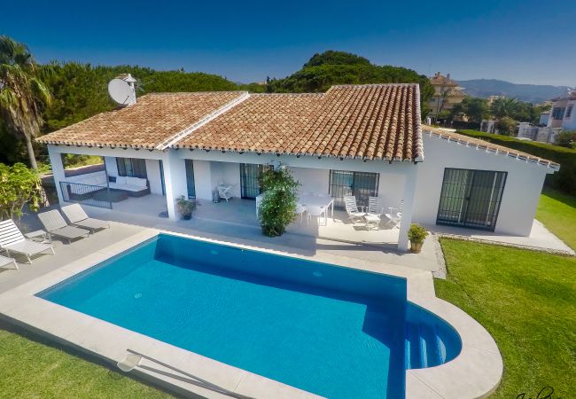 Villa en Marbella - Spacious Family Villa with Pool & Sunny Garden