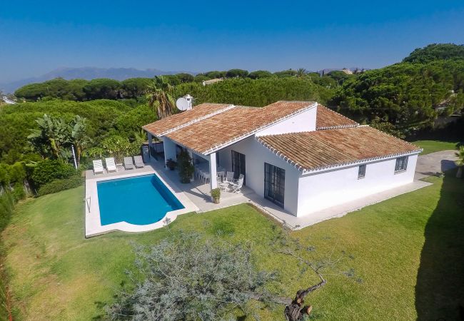 Villa en Marbella - Spacious Family Villa with Pool & Sunny Garden