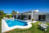 Villa en Marbella - Spacious Family Villa with Pool & Sunny Garden