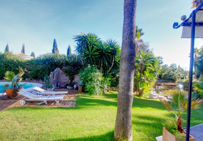 Villa en Marbella - 2042 Elegant Villa with Garden and Heated Pool