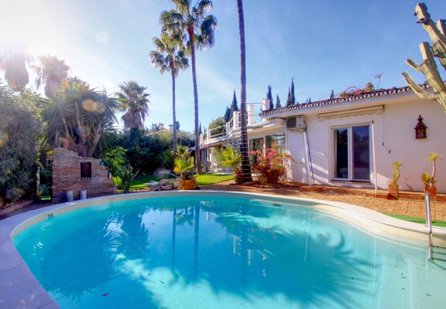 Villa en Marbella - 2042 Elegant Villa with Garden and Heated Pool