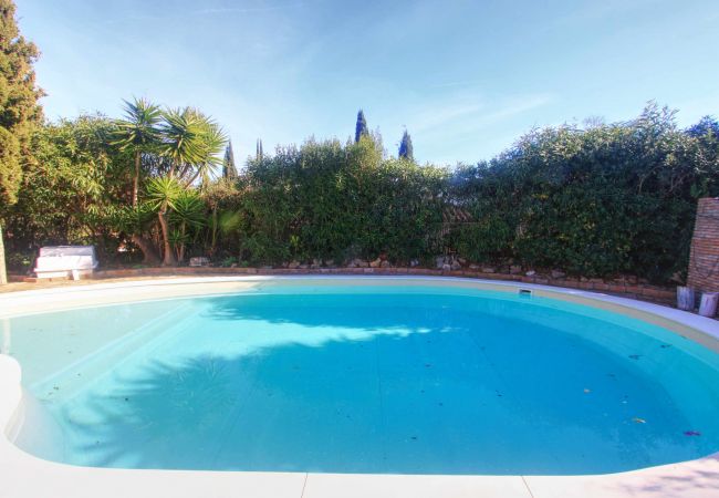 Villa en Marbella - 2042 Elegant Villa with Garden and Heated Pool