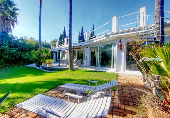 Villa en Marbella - 2042 Elegant Villa with Garden and Heated Pool