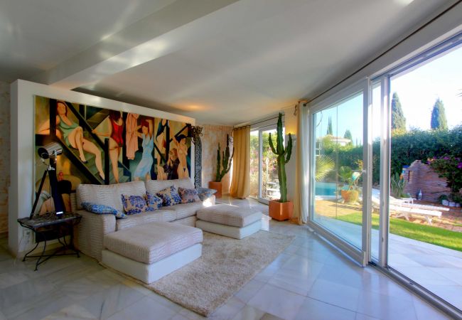 Villa en Marbella - 2042 Elegant Villa with Garden and Heated Pool