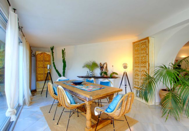 Villa en Marbella - 2042 Elegant Villa with Garden and Heated Pool