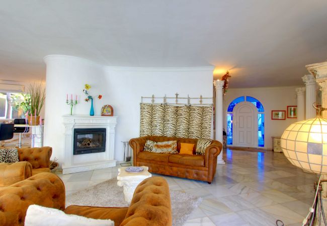 Villa en Marbella - 2042 Elegant Villa with Garden and Heated Pool