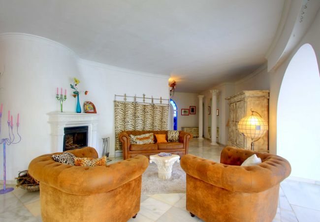 Villa en Marbella - 2042 Elegant Villa with Garden and Heated Pool