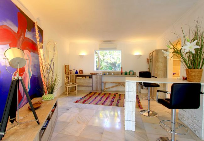 Villa en Marbella - 2042 Elegant Villa with Garden and Heated Pool