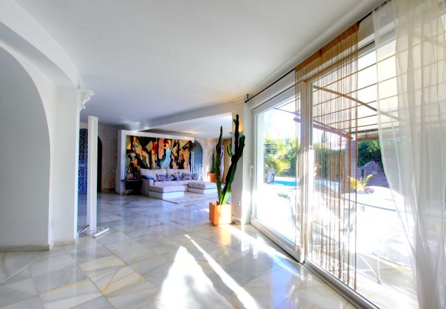 Villa en Marbella - 2042 Elegant Villa with Garden and Heated Pool