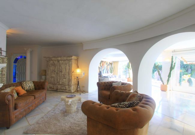 Villa en Marbella - 2042 Elegant Villa with Garden and Heated Pool