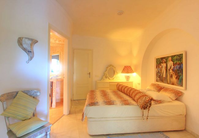 Villa en Marbella - 2042 Elegant Villa with Garden and Heated Pool