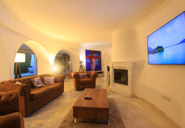 Villa en Marbella - 2042 Elegant Villa with Garden and Heated Pool