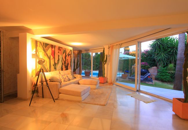 Villa en Marbella - 2042 Elegant Villa with Garden and Heated Pool