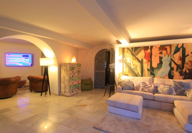 Villa en Marbella - 2042 Elegant Villa with Garden and Heated Pool