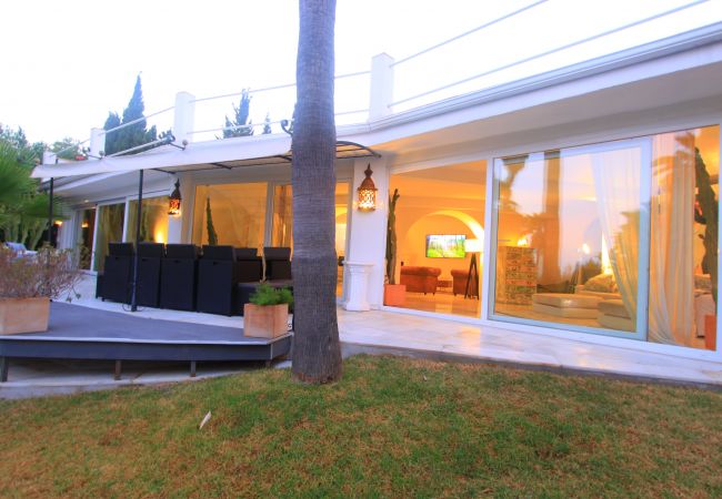 Villa en Marbella - 2042 Elegant Villa with Garden and Heated Pool